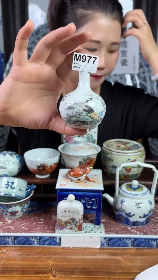 摆件景德镇陶瓷仿古（手工托印鼻烟壶)M977