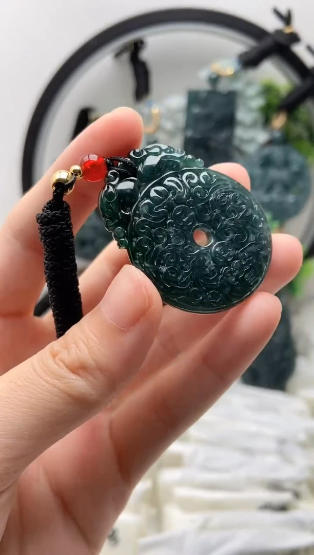 翡翠未镶嵌颈饰平安扣