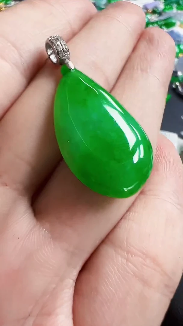 颈饰18K金镶嵌翡翠瓜