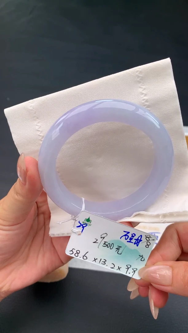 翡翠手镯未镶嵌自带#送人#，联系客服核对地址~