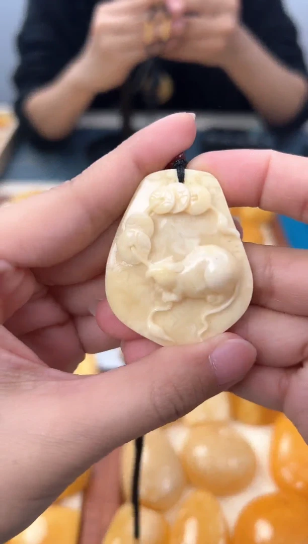 【闪购商品】琥珀裸石未镶嵌天然琥珀蜜蜡瓷白雕刻件