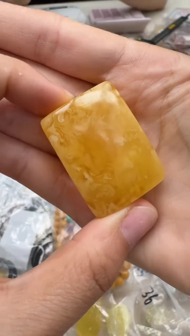 未镶嵌琥珀裸石如图