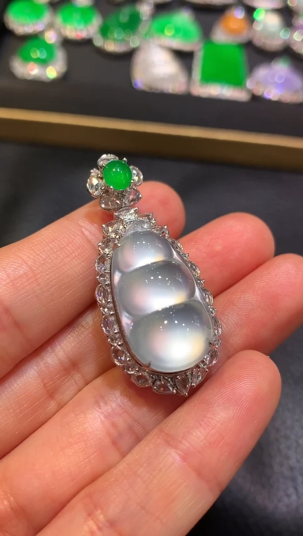 吊坠(赠链)18K金镶嵌翡翠玻璃种炸光胖福豆吊坠