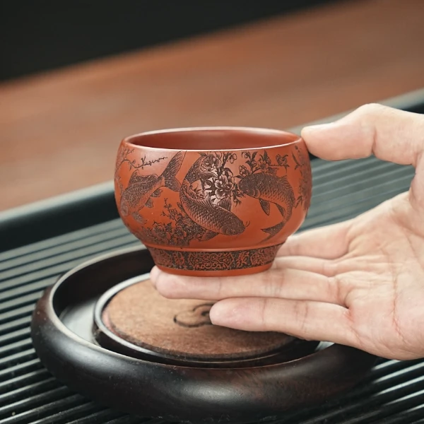 宜兴原矿朱泥手工刻绘年年有鱼紫砂紫砂主人杯 GQF