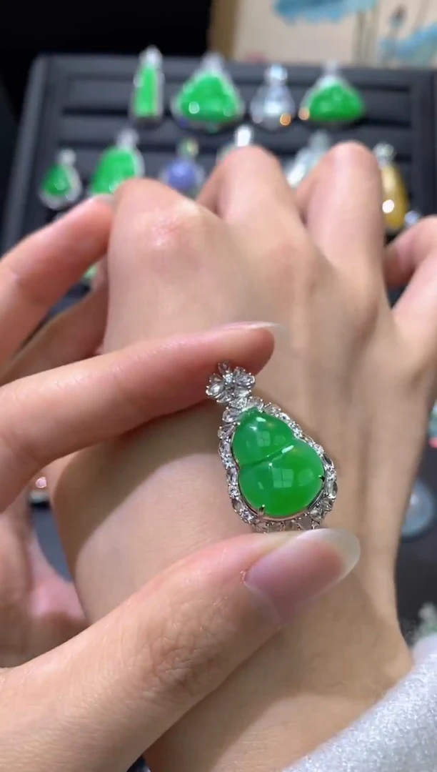 颈饰18K金镶嵌翡翠葫芦