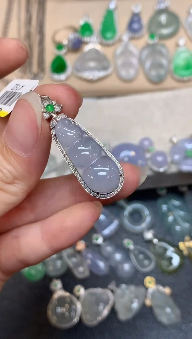 颈饰18K金镶嵌翡翠福豆【无服务费