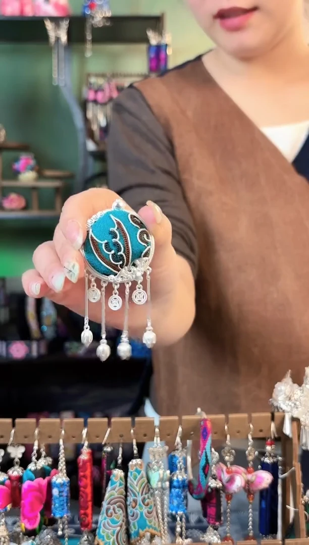 彩云南阁非遗老绣饰品642*