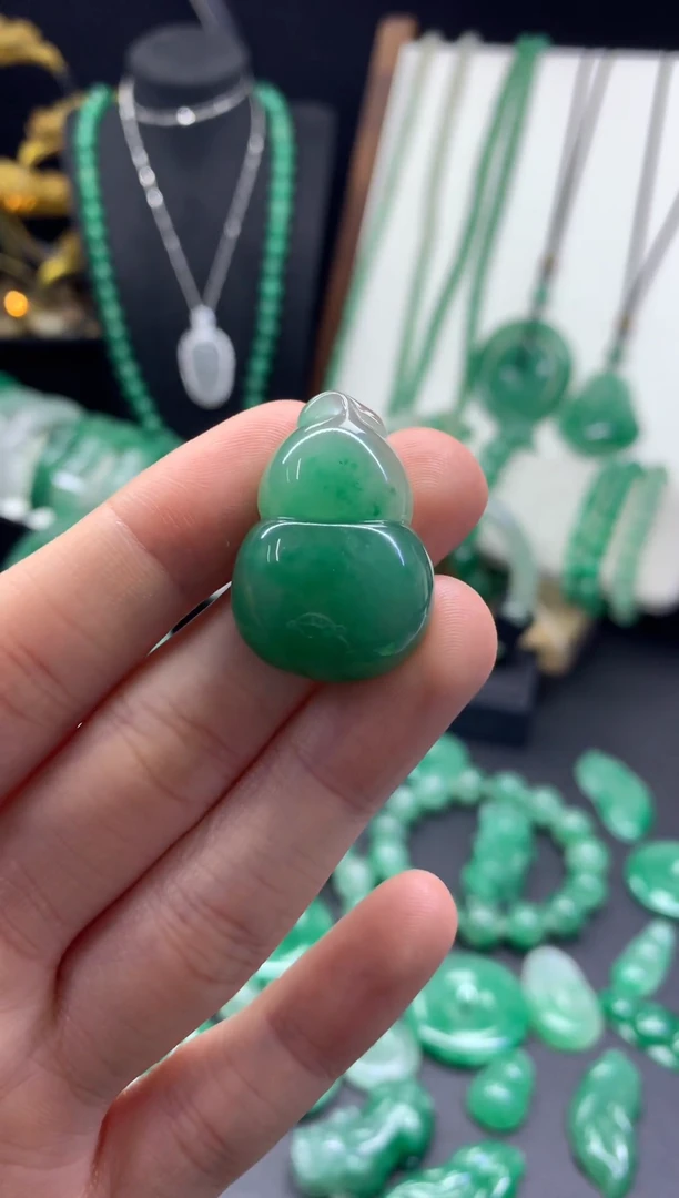 吊坠(不含链)未镶嵌石英质玉（非洲翠）葫芦（放漏）