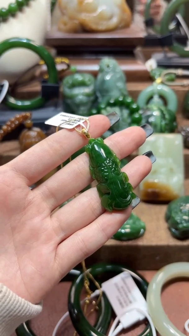18K金镶嵌和田玉（碧玉）挂件1