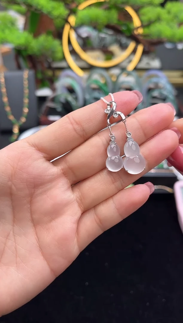 颈饰18K金镶嵌翡翠吊坠