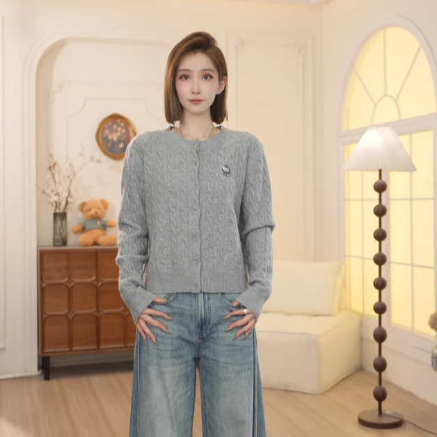 Basic House/百家好2026早春新款保暖百搭宽松刺绣毛衣女NDQ67