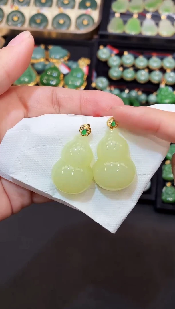 吊坠(赠链)18K金镶嵌和田玉多样性发一