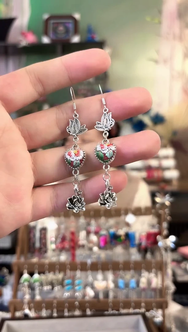 彩云南阁非遗老绣饰品501