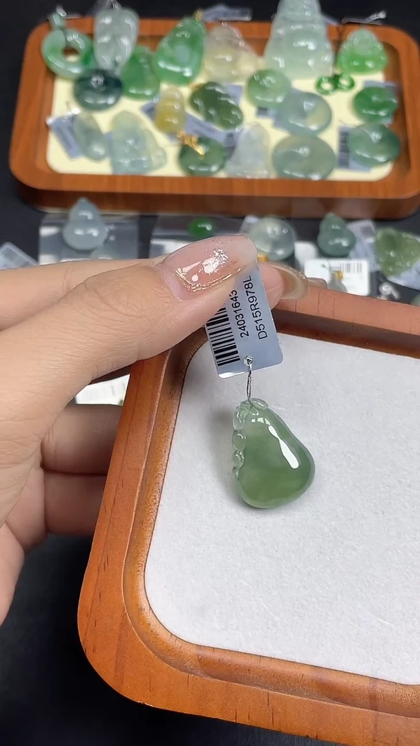 颈饰18K金镶嵌翡翠天然缅甸翡翠A货吊坠