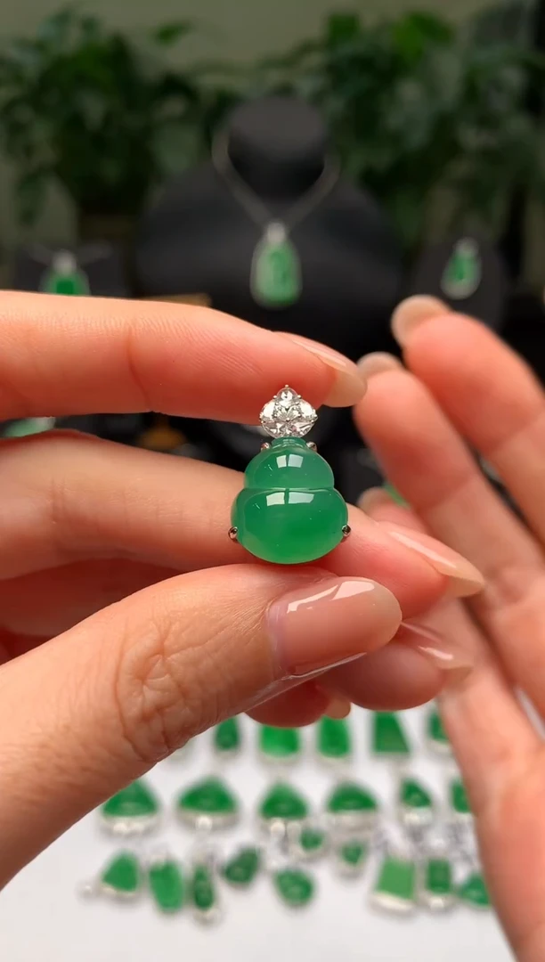 颈饰18K金镶嵌翡翠葫芦