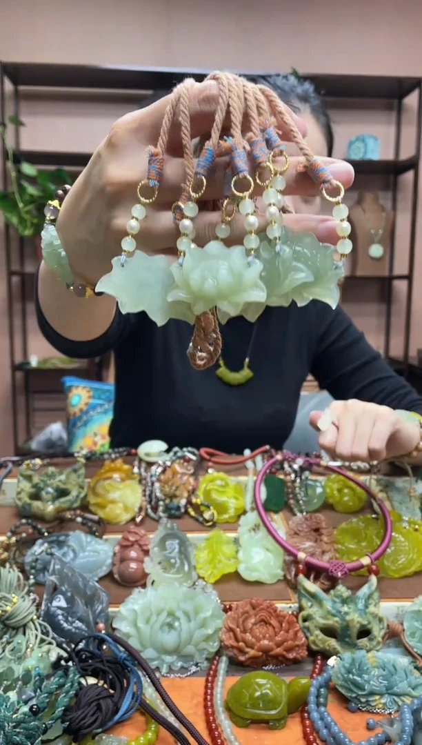 未镶嵌岫玉颈饰多样性发货发其中之一