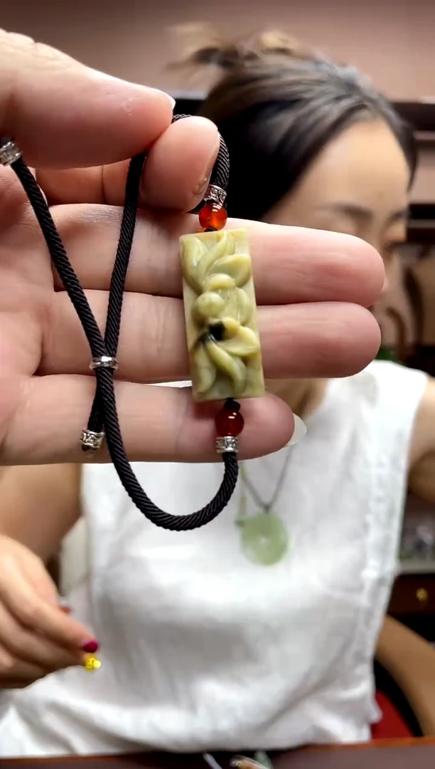 岫玉未镶嵌颈饰·