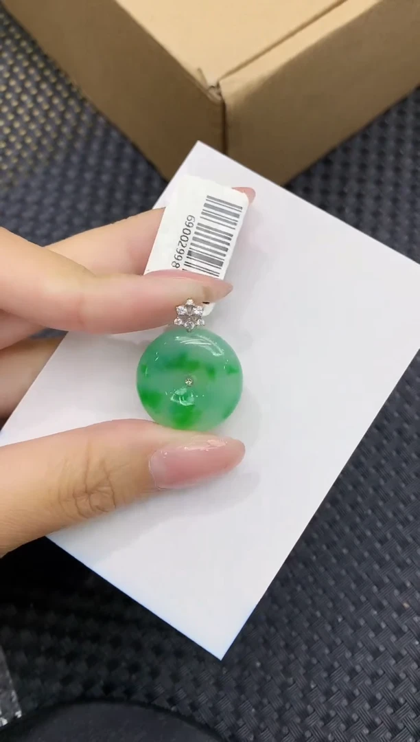 翡翠18K金镶嵌颈饰111111111