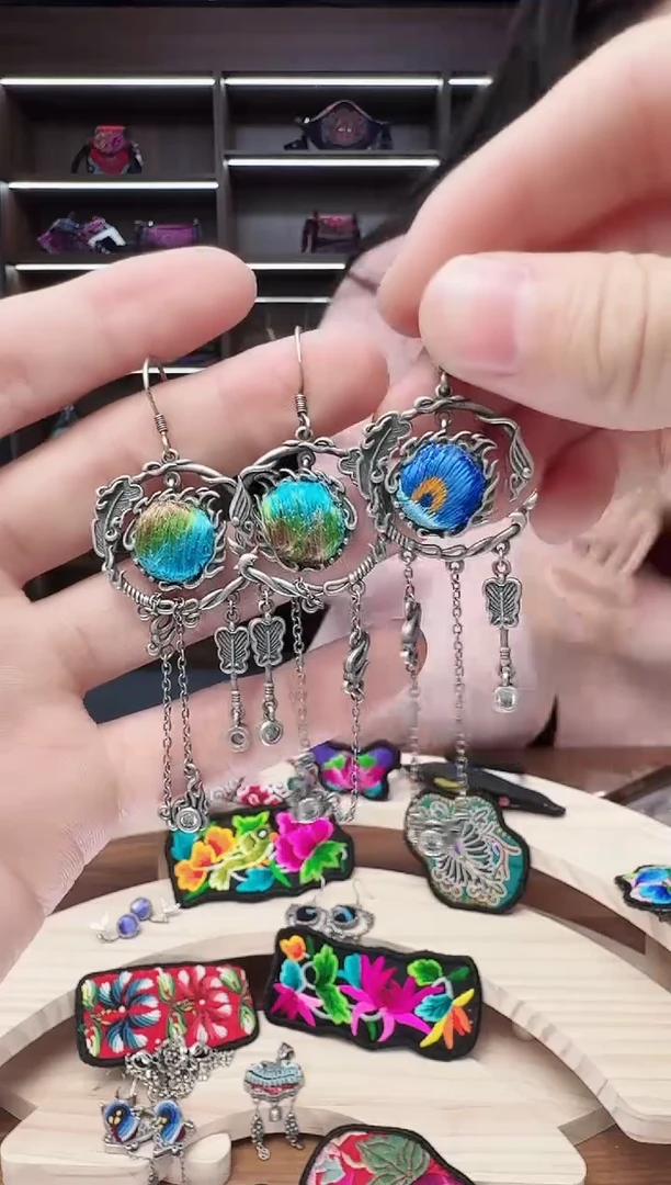 织绣82蒙阿苏苗绣传承店