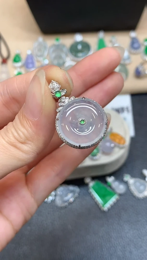 颈饰18K金镶嵌翡翠平安扣【无服务费