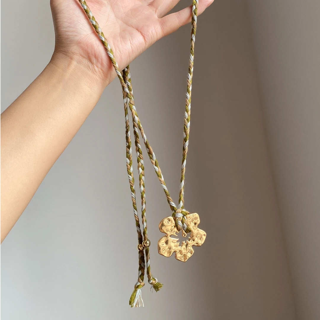 卡柒 铜合金棉绳项链 复古花朵编织项链女小众设计感度假风锁骨链