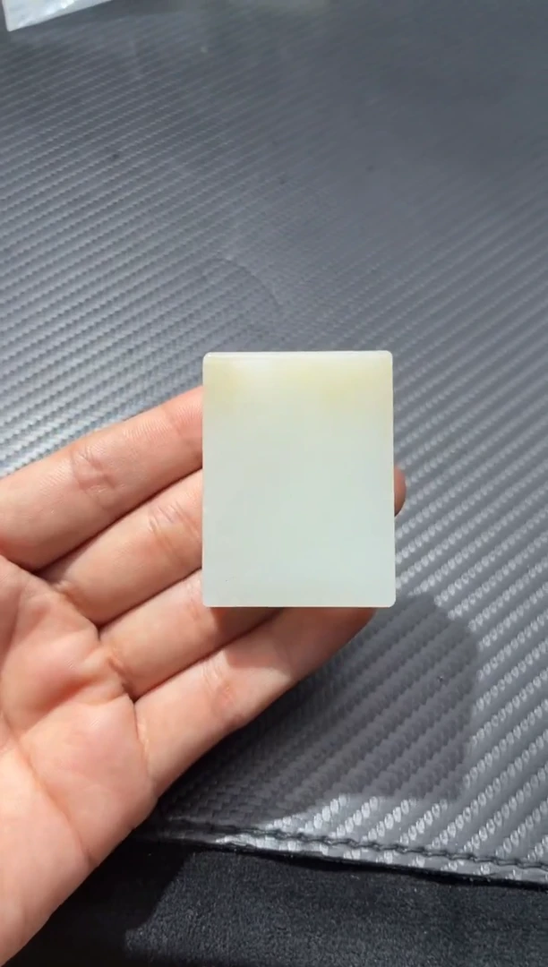 颈饰未镶嵌和田玉且末金山糖白无事牌微色差 约40g