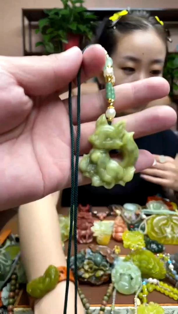 未镶嵌岫玉颈饰·2