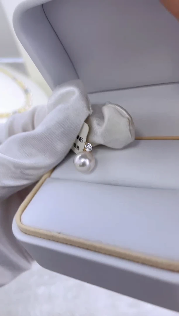 18K金镶嵌吊坠海水珍珠多样性发其一