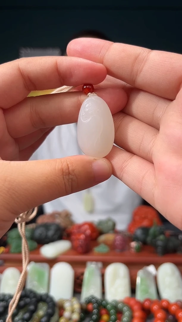 和田玉未镶嵌颈饰吊坠