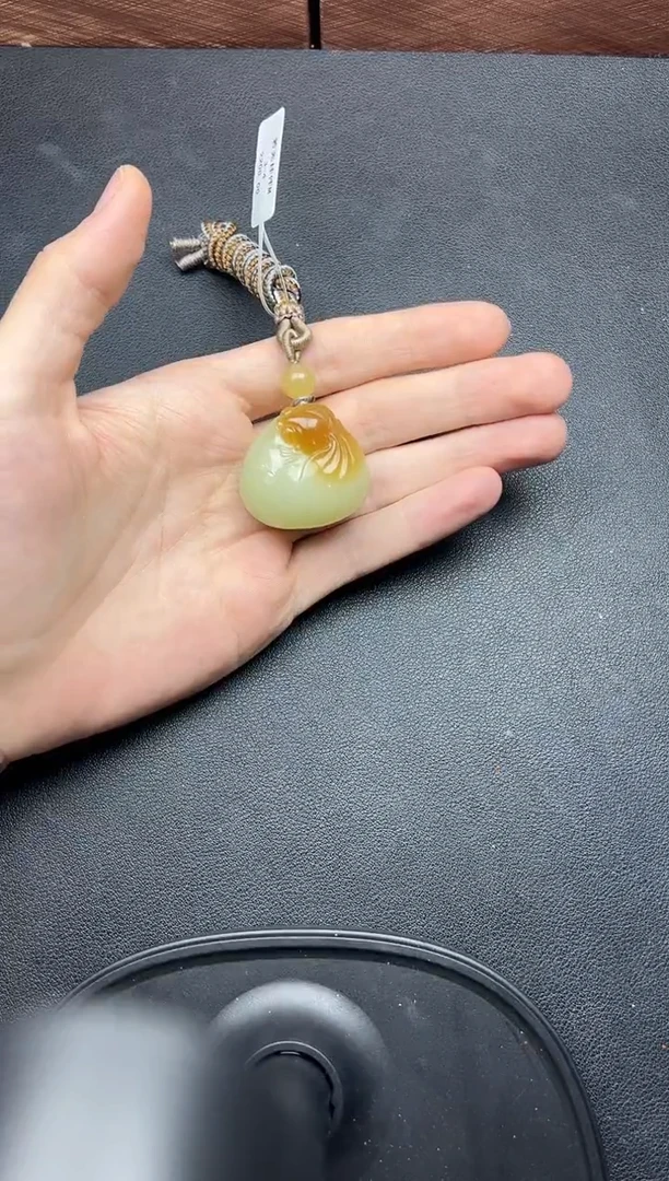 吊坠(赠链)未镶嵌和田玉因***呢若羌微色差吊坠