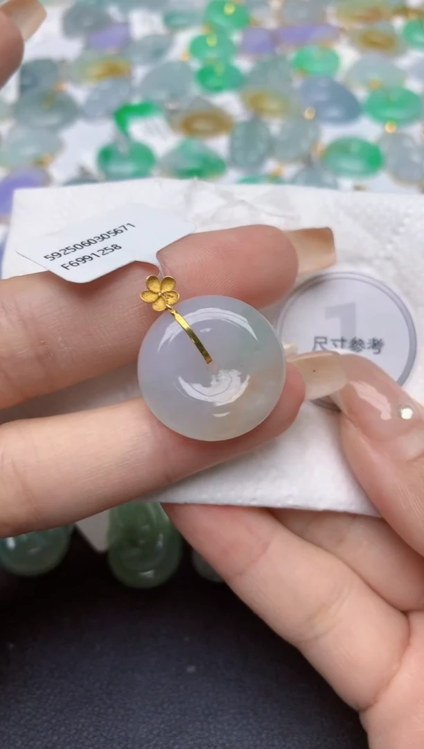翡翠18K金镶嵌颈饰天然缅甸A货翡翠