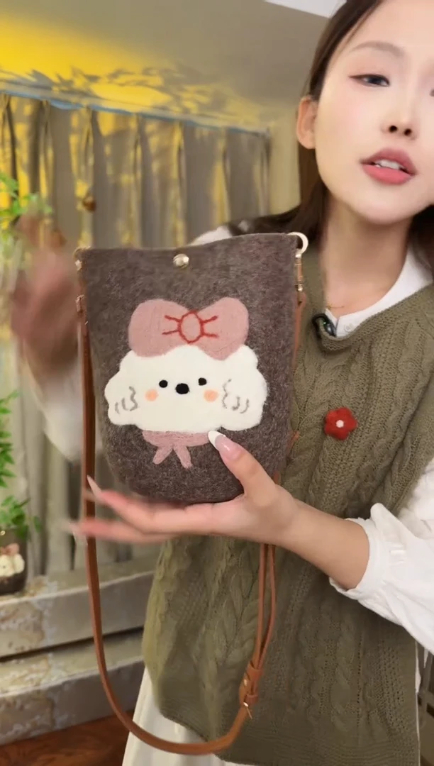 羊毛非遗纯手工包  手机包小狗