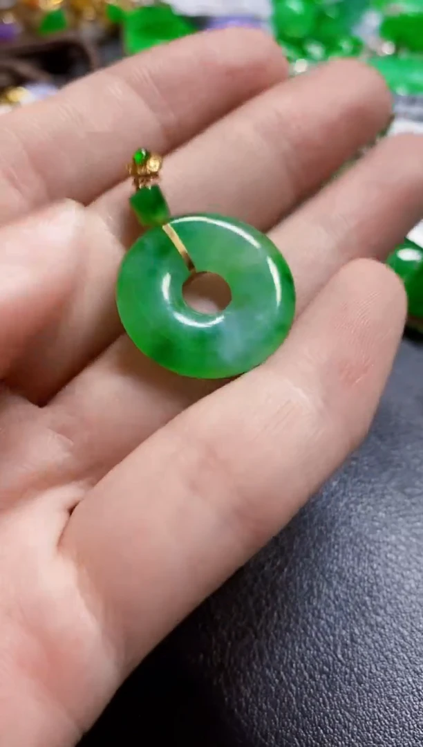 颈饰18K金镶嵌翡翠是***！吊坠