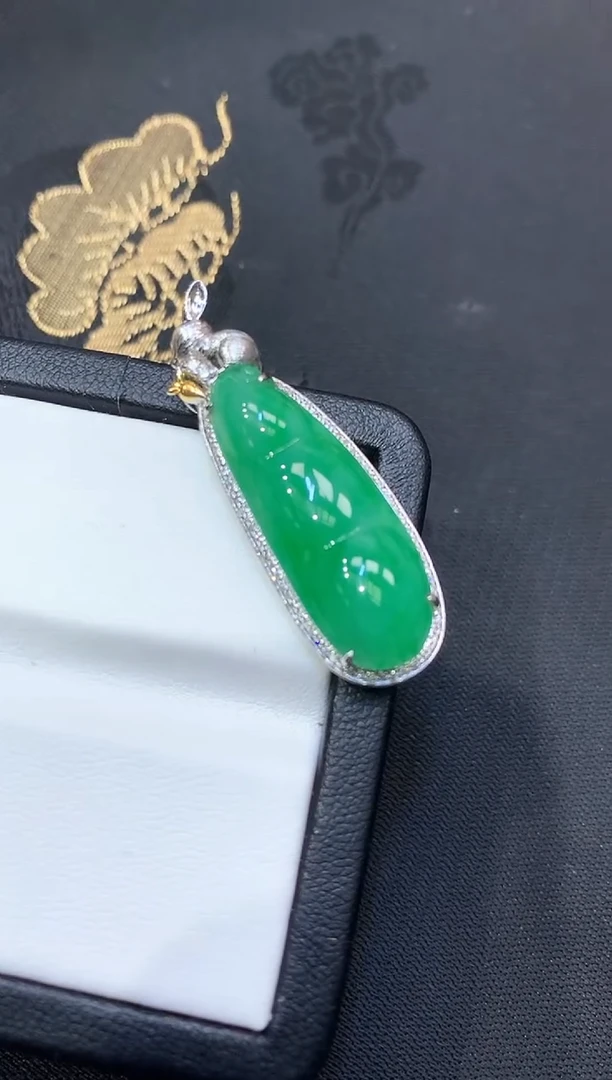 18K金镶嵌挂件翡翠豆子