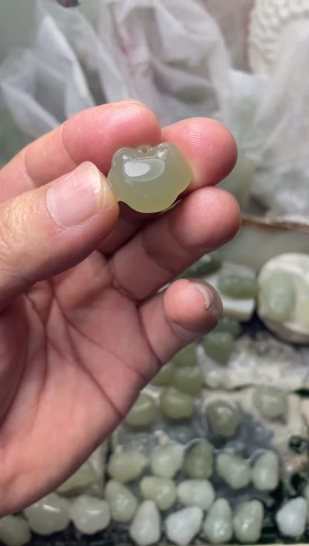 和田玉未镶嵌颈饰.