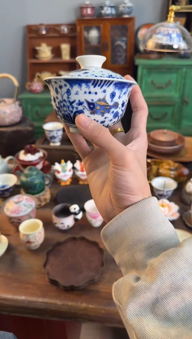 【闪购商品】描金鱼藻纹元宝盖碗