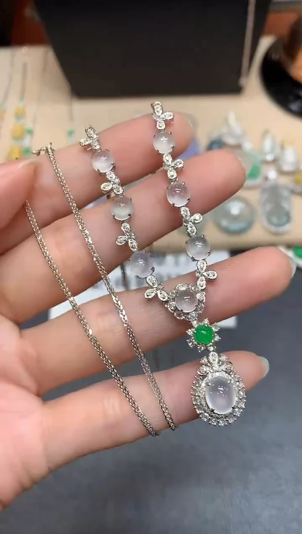 颈饰18K金镶嵌翡翠【无服务费