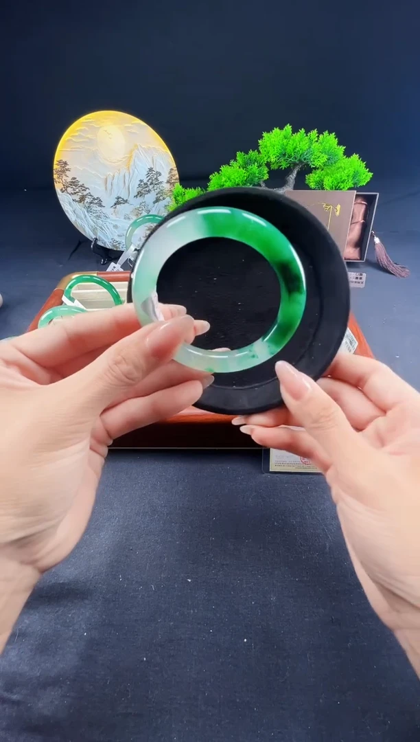 未镶嵌手镯石英质玉（非洲翠）手镯