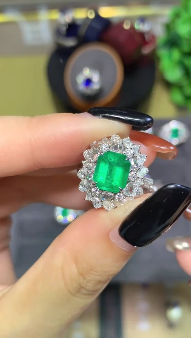 18K金镶嵌戒指祖母绿2.2CT