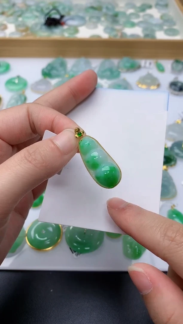 颈饰18K金镶嵌翡翠天然A货