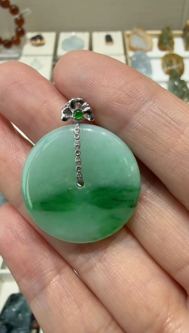 18K金镶嵌挂件翡翠A货翡翠多样性孤品