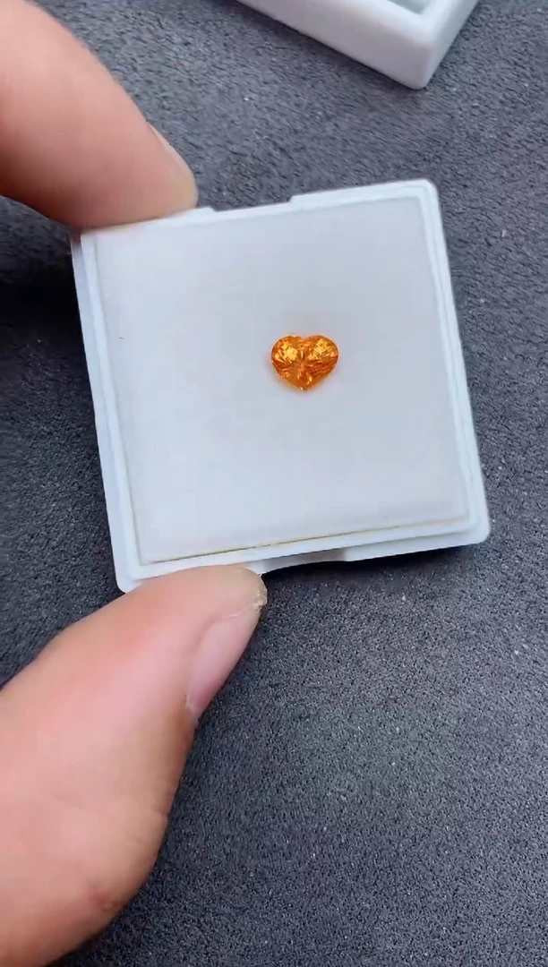 未镶嵌裸石石榴石（芬达石）1.4ct