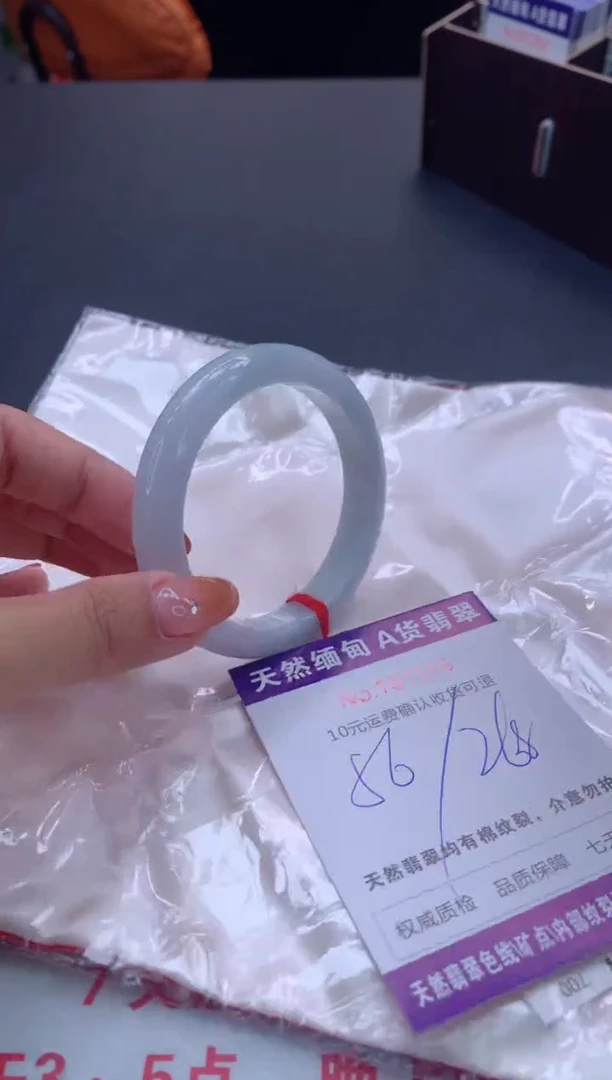 未镶嵌手镯翡翠有纹，完美者勿拍