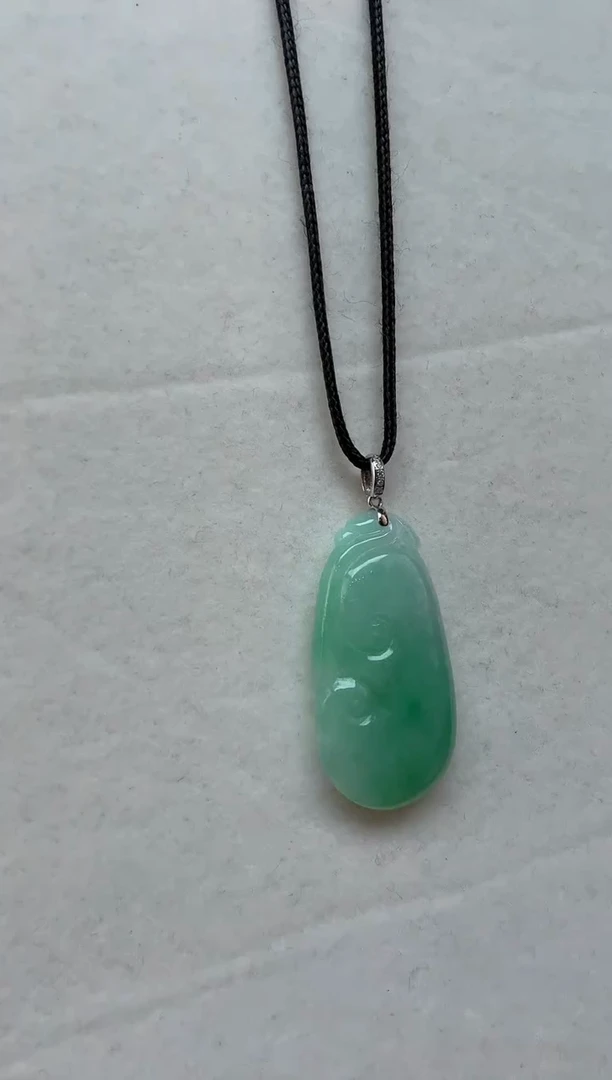 颈饰18K金镶嵌翡翠挂件