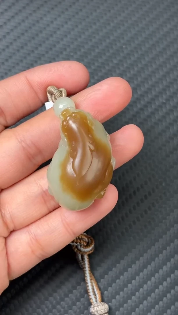 吊坠(赠链)未镶嵌和田玉若羌微色差吊坠