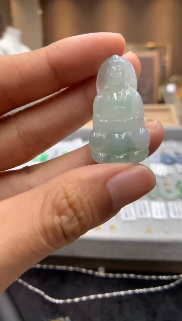 翡翠未镶嵌颈饰观音