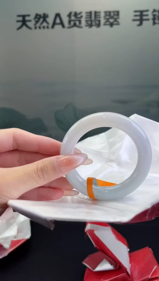 翡翠手镯未镶嵌翡翠手镯