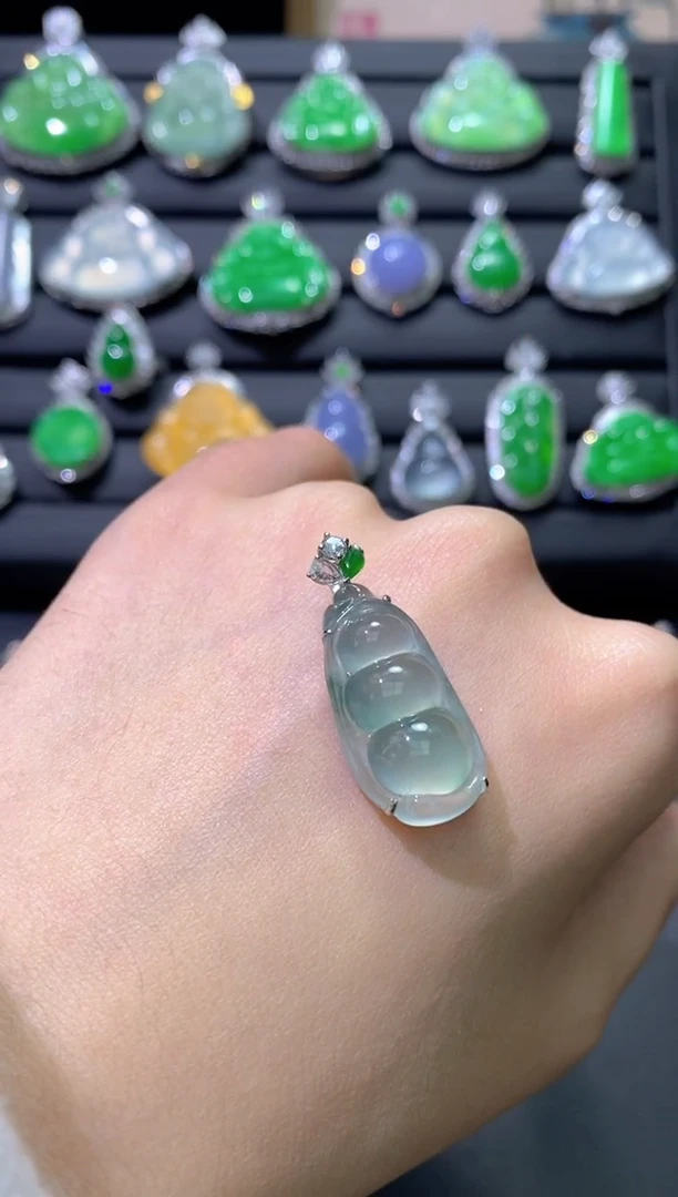 颈饰18K金镶嵌翡翠豆子