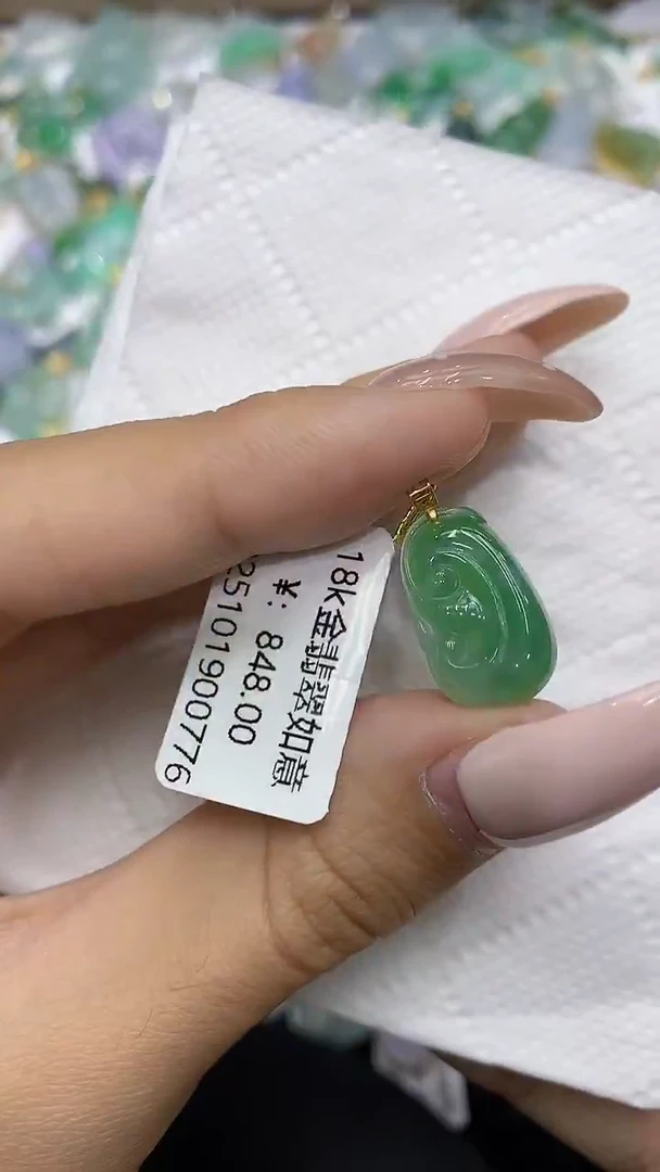 颈饰18K金镶嵌翡翠111111111111