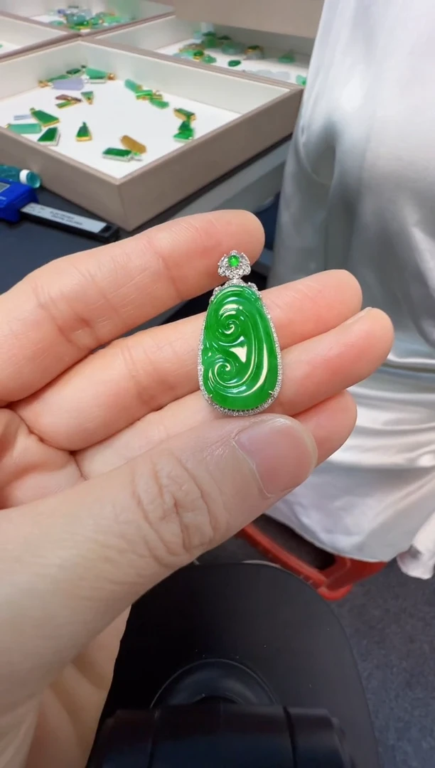 吊坠(不含链)18K金镶嵌翡翠8800